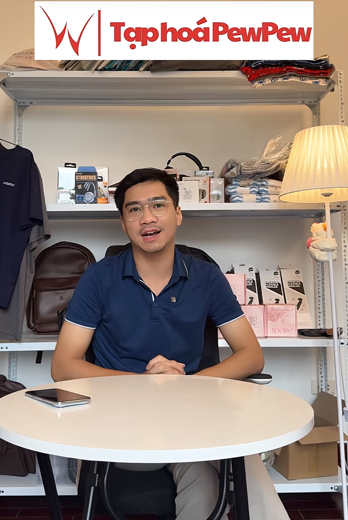 PewPew &ldquo;thất t&igrave;nh&rdquo; bị vợ qu&aacute;t lọt thẳng v&agrave;o s&oacute;ng livestream - Ảnh 1.