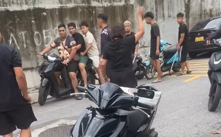 Đang ngồi uống nước, người đ&agrave;n &ocirc;ng bị nh&oacute;m c&ocirc;n đồ x&ocirc;ng v&agrave;o ch&eacute;m- Ảnh 2.