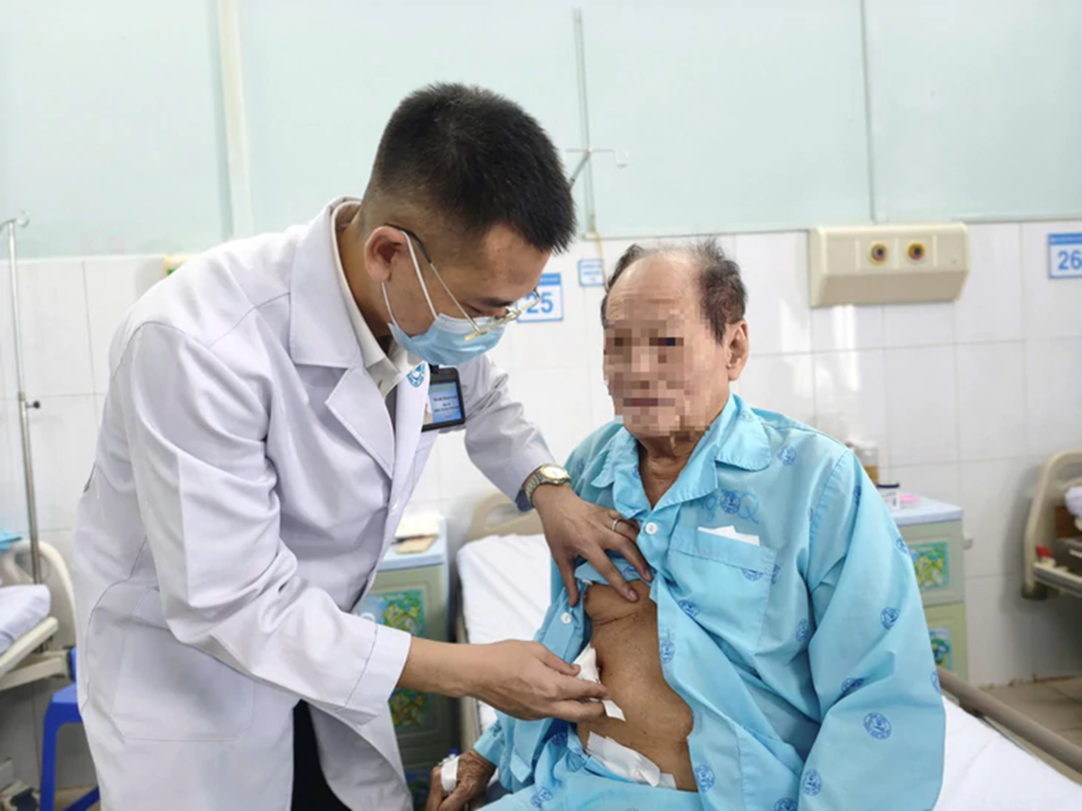 Ăn c&aacute; xong, người đ&agrave;n &ocirc;ng bất ngờ nguy kịch - Ảnh 1.