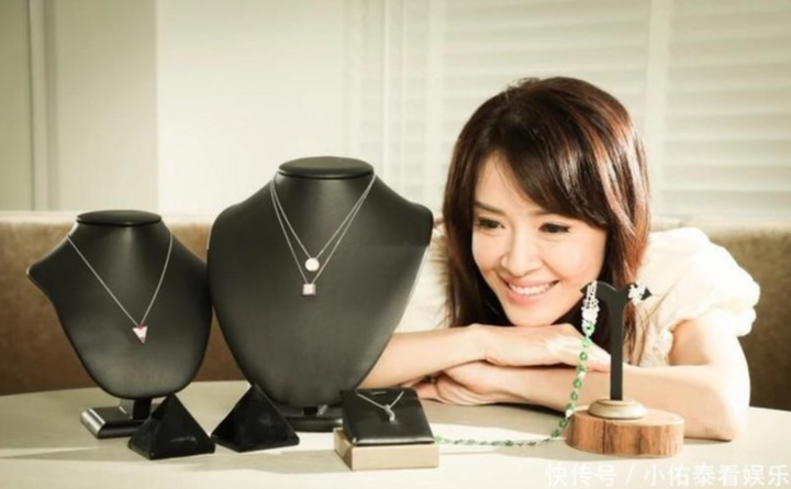 "Hoa hậu bị gh&eacute;t nhất m&agrave;n ảnh" giải nghệ b&aacute;n kim cương, U60 độc th&acirc;n gi&agrave;u c&oacute;- Ảnh 2.