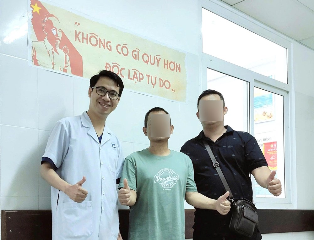 B&aacute;c sĩ Việt cứu nam du kh&aacute;ch nước ngo&agrave;i n&ocirc;n ra m&aacute;u sau chuyến bay - Ảnh 1.