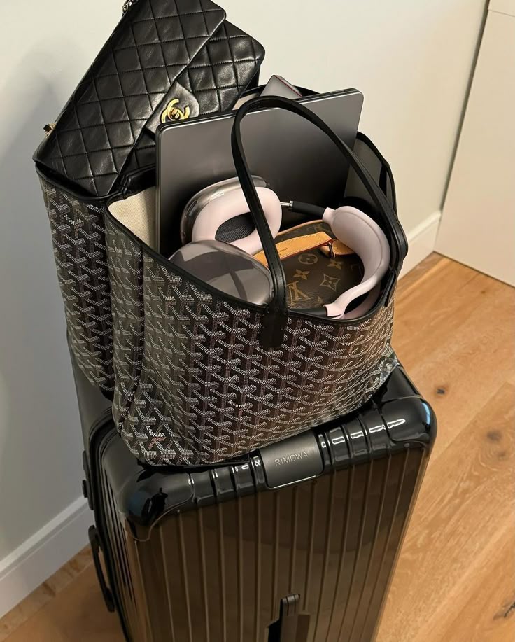 T&uacute;i Goyard 60 triệu tr&oacute;c sơn nham nhở như h&agrave;ng chợ, người d&ugrave;ng khuy&ecirc;n nhau n&eacute; gấp: "Cứu được ai th&igrave; cứu!"- Ảnh 7.