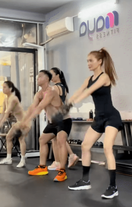 Nh&atilde; Phương xuất hiện giữa l&uacute;c MXH x&ocirc;n xao chuyện Trường Giang: Sắc v&oacute;c mẹ 3 con g&acirc;y cho&aacute;ng, h&agrave;nh tr&igrave;nh giảm c&acirc;n c&ograve;n sốc hơn- Ảnh 10.