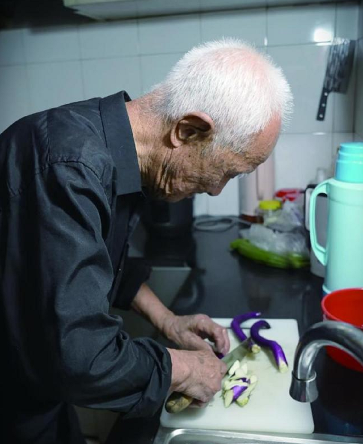 B&iacute; ẩn người đ&agrave;n &ocirc;ng 106 tuổi: Ngủ từ 17h, thức dậy l&uacute;c 1h s&aacute;ng suốt nhiều năm - Ảnh 2.