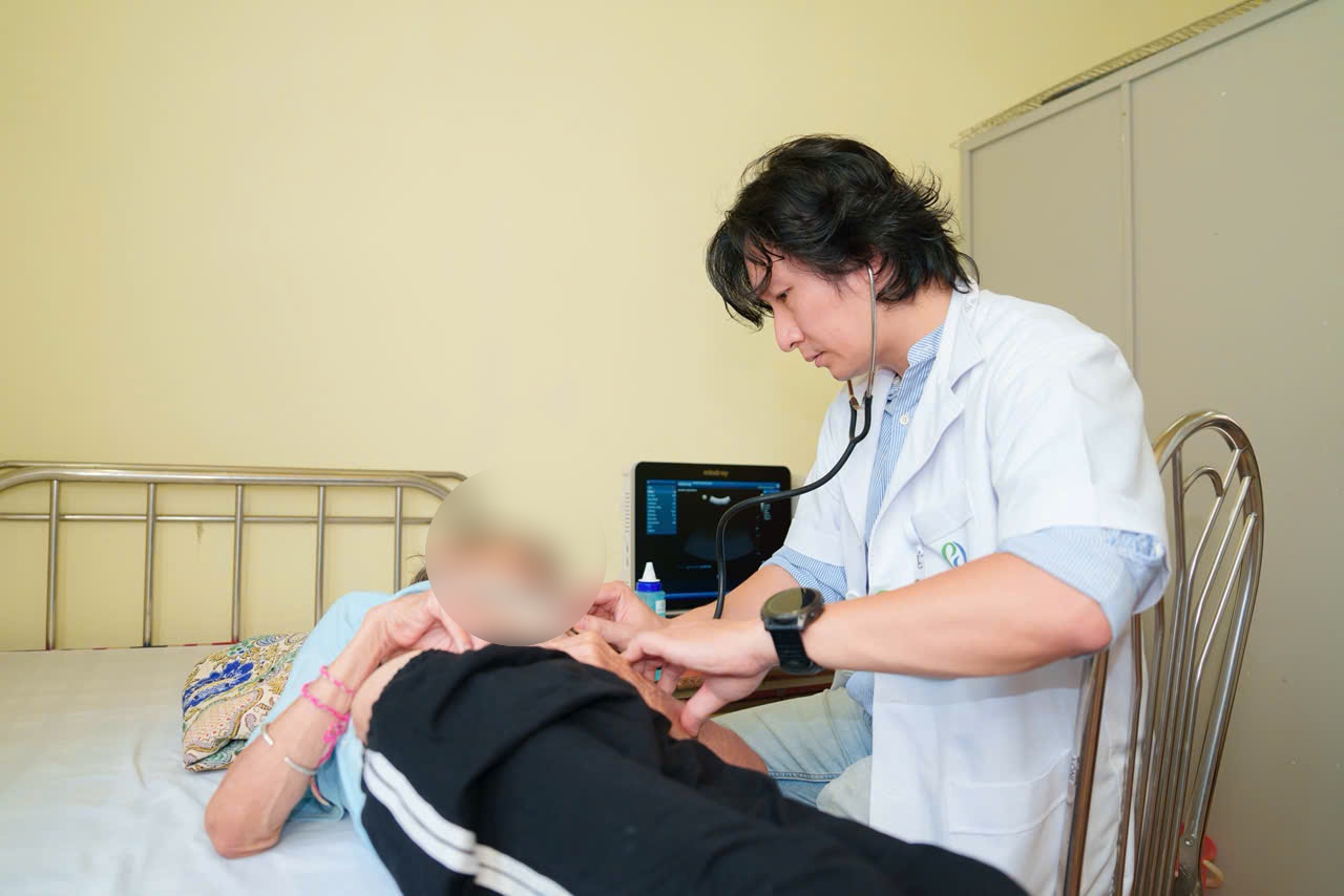 Người phụ nữ ở H&agrave; Nội t&aacute;i ph&aacute;t đột quỵ v&igrave; ngại l&agrave;m phiền con - Ảnh 1.
