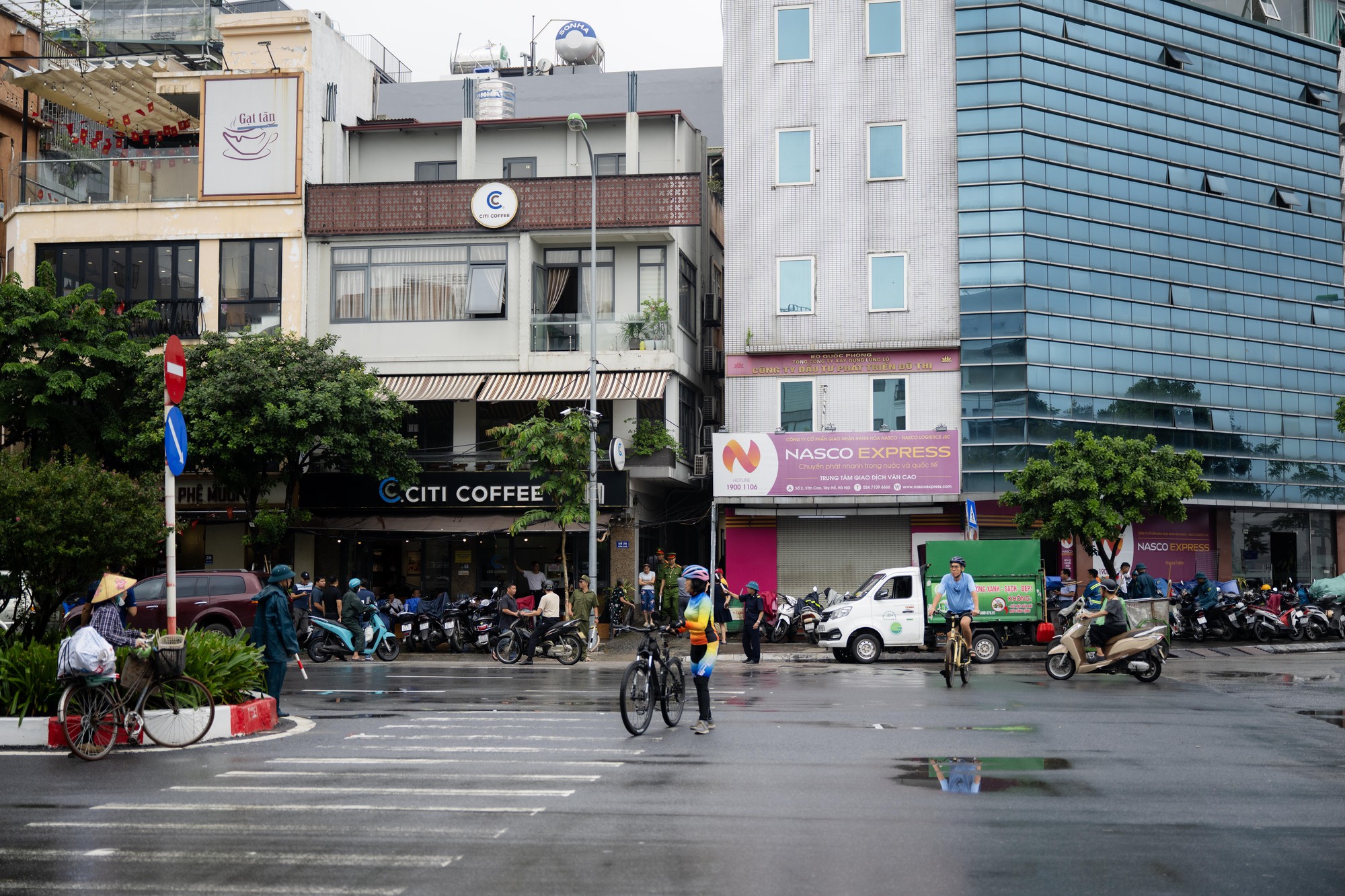 Lời kể &aacute;m ảnh từ hiện trường vụ ch&aacute;y khiến 5 người tử vong ở H&agrave; Nội: Người d&ugrave;ng d&acirc;y điều h&ograve;a tho&aacute;t th&acirc;n, 2 mẹ con may mắn sống s&oacute;t - Ảnh 6.