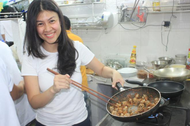 Nữ diễn vi&ecirc;n đ&igrave;nh đ&aacute;m bỏ showbiz đi b&aacute;n x&ocirc;i cua ở đường Nguyễn Lương Bằng, TP.HCM- Ảnh 3.