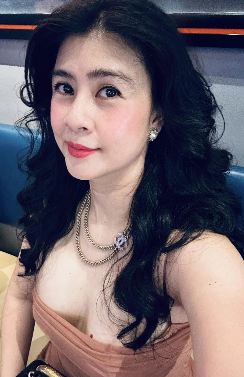 Nữ diễn vi&ecirc;n đ&igrave;nh đ&aacute;m bỏ showbiz đi b&aacute;n x&ocirc;i cua ở đường Nguyễn Lương Bằng, TP.HCM- Ảnh 1.