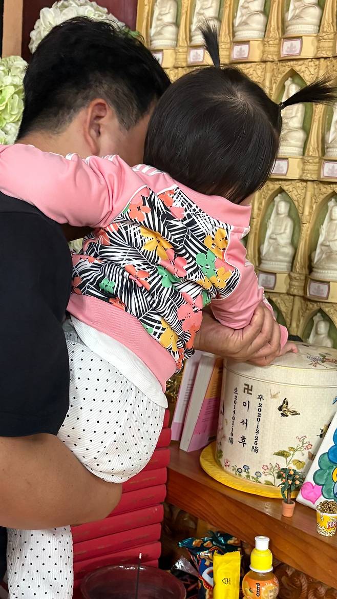 Đau lòng cảnh nữ diễn viên mất con trai 6 tuổi, đưa con gái đến thăm anh trai quá cố- Ảnh 1.