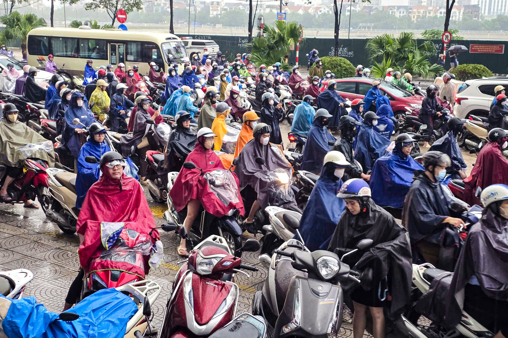 Thay bạn đi xem nh&agrave; ng&agrave;y mưa: Hinode Royal Park ngập s&acirc;u, An Kh&aacute;nh bị chia cắt, loạt tuyến đường ch&igrave;m trong biển nước- Ảnh 9.