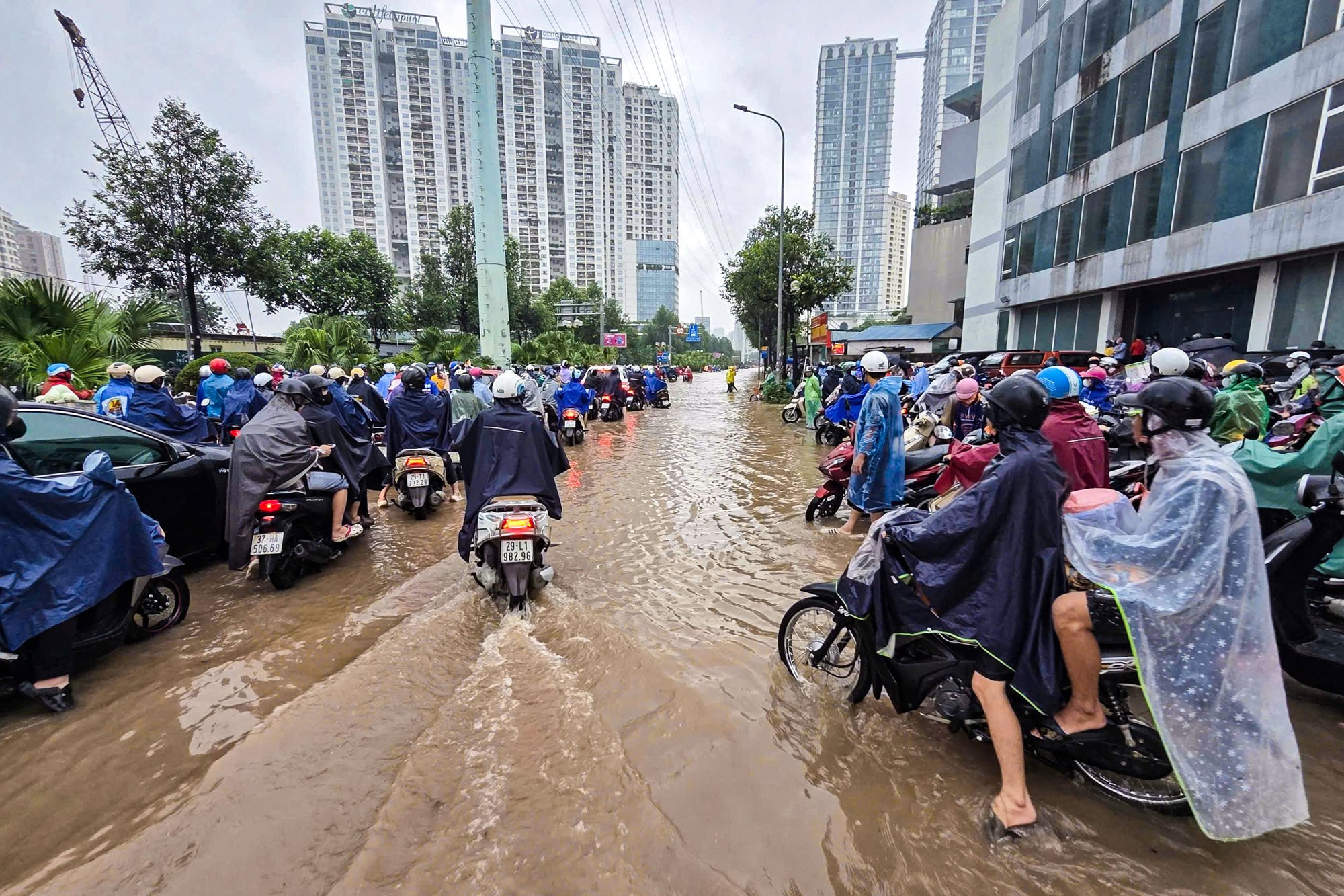 Thay bạn đi xem nh&agrave; ng&agrave;y mưa: Hinode Royal Park ngập s&acirc;u, An Kh&aacute;nh bị chia cắt, loạt tuyến đường ch&igrave;m trong biển nước- Ảnh 7.