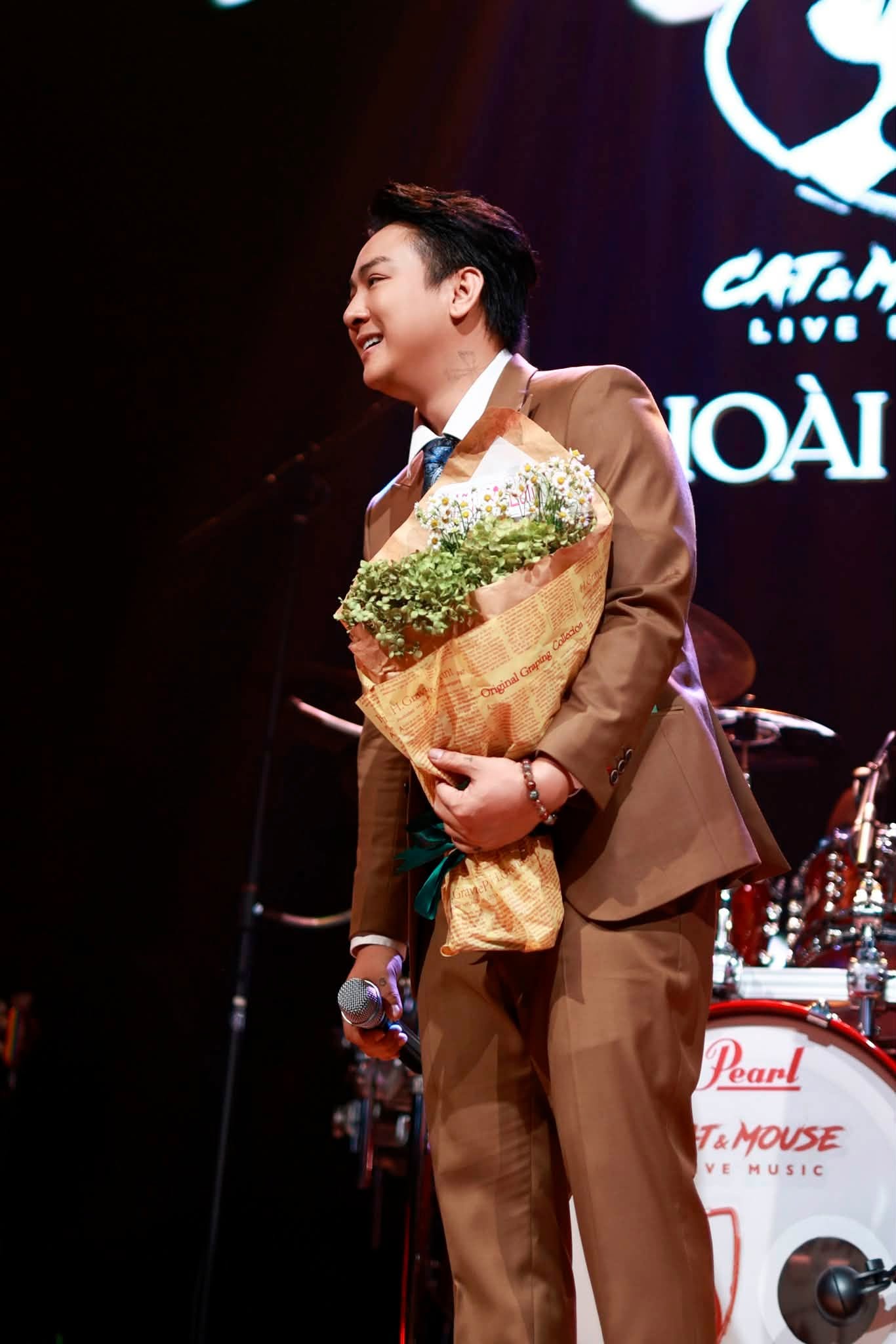 Ho&agrave;i L&acirc;m cầu h&ocirc;n Ngọc Trinh- Ảnh 5.