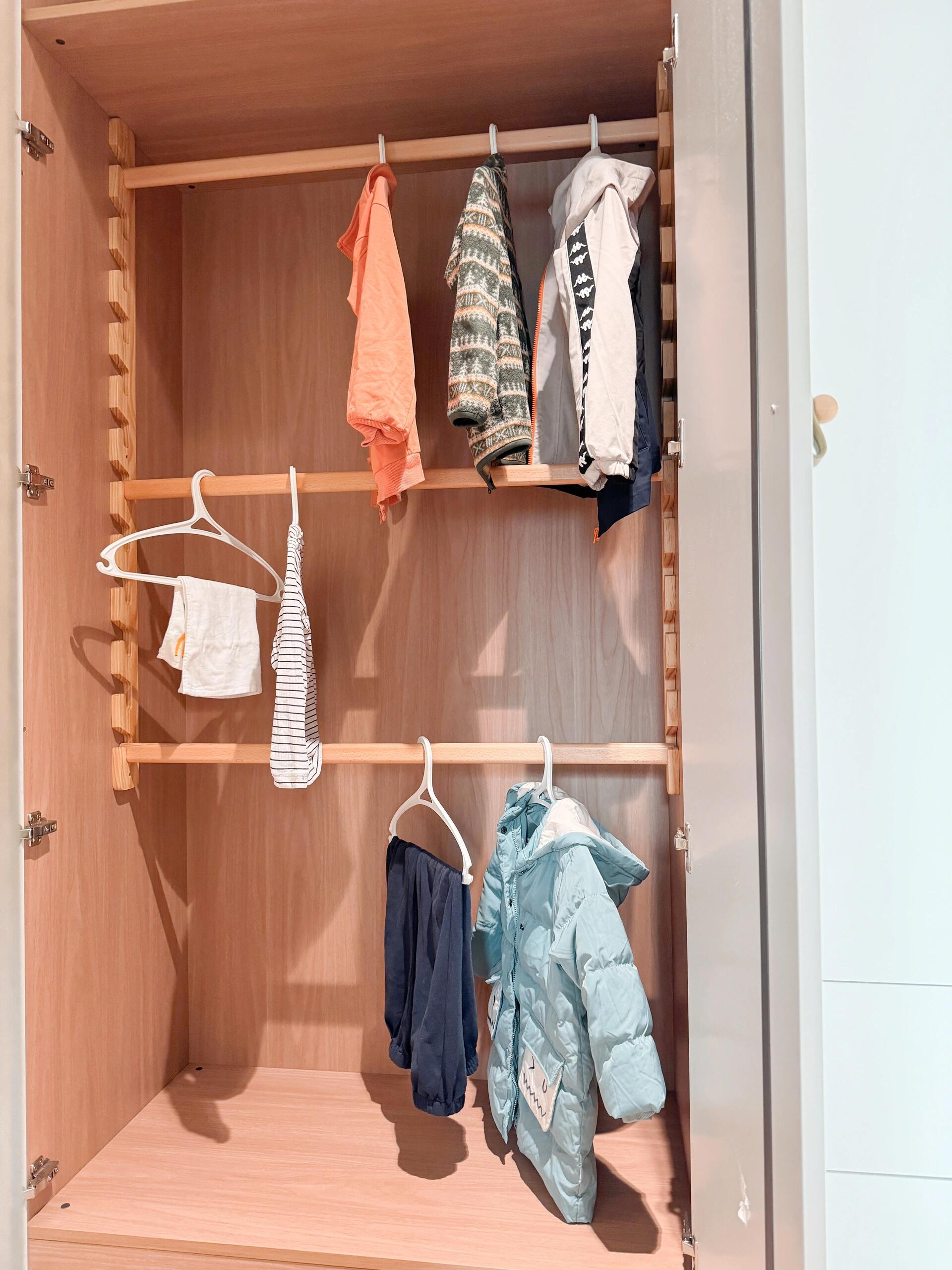 9 mẹo sắp xếp tủ quần áo của cư dân mạng: Có những cách đơn giản đến mức xem xong chỉ muốn về làm ngay- Ảnh 4.
