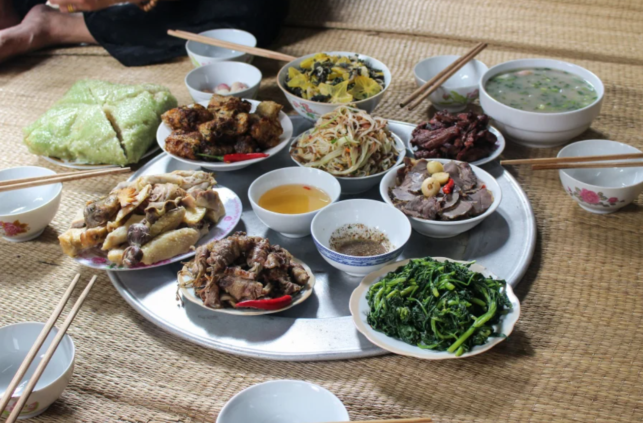 Lời khuy&ecirc;n cho những gia đ&igrave;nh d&ugrave;ng chiếu ngồi ăn cơm - Ảnh 1.