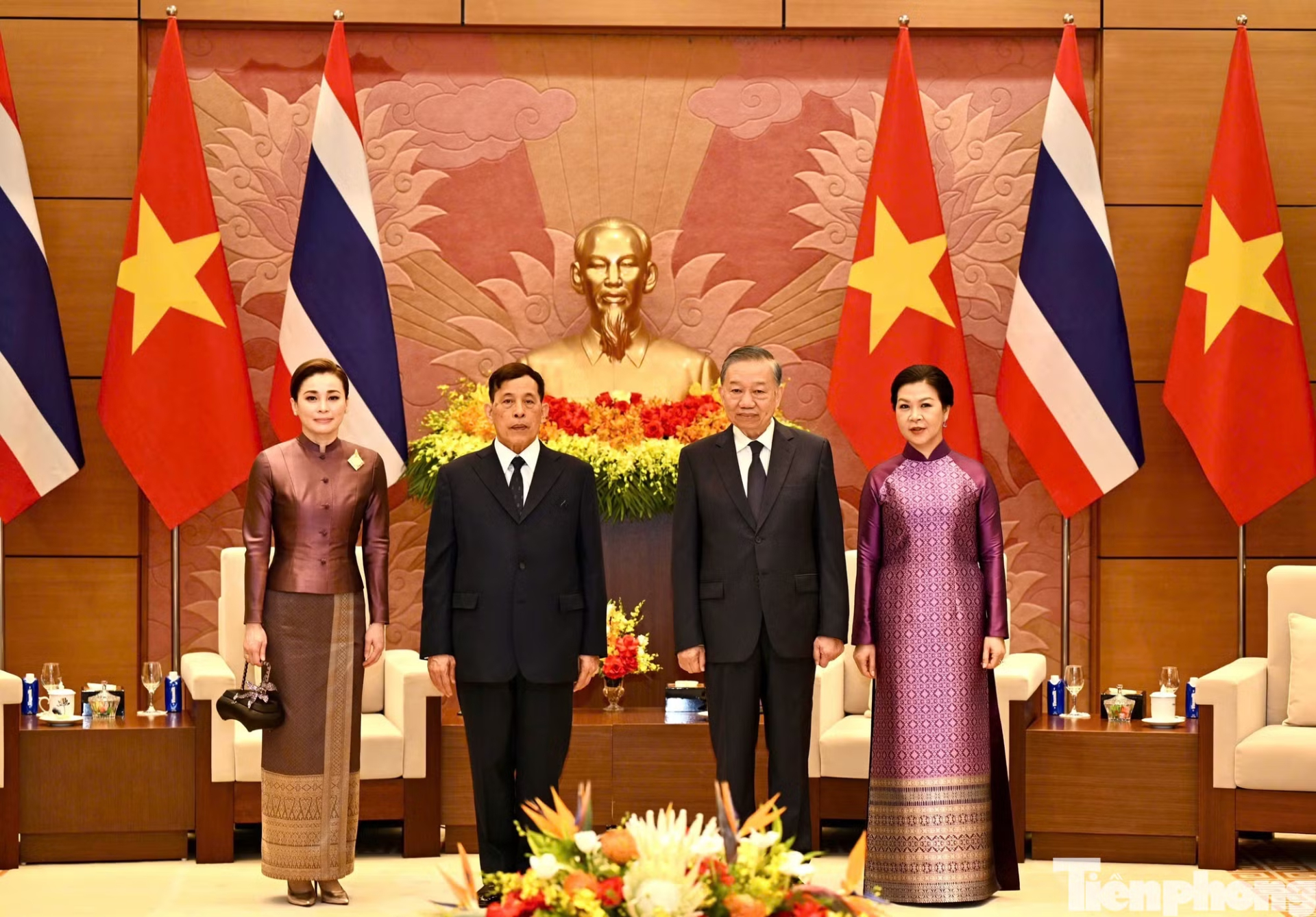 Trang phục c&ugrave;ng mang sắc t&iacute;m của b&agrave; Ng&ocirc; Phương Ly v&agrave; Ho&agrave;ng hậu Th&aacute;i Lan g&acirc;y ch&uacute; &yacute;- Ảnh 1.