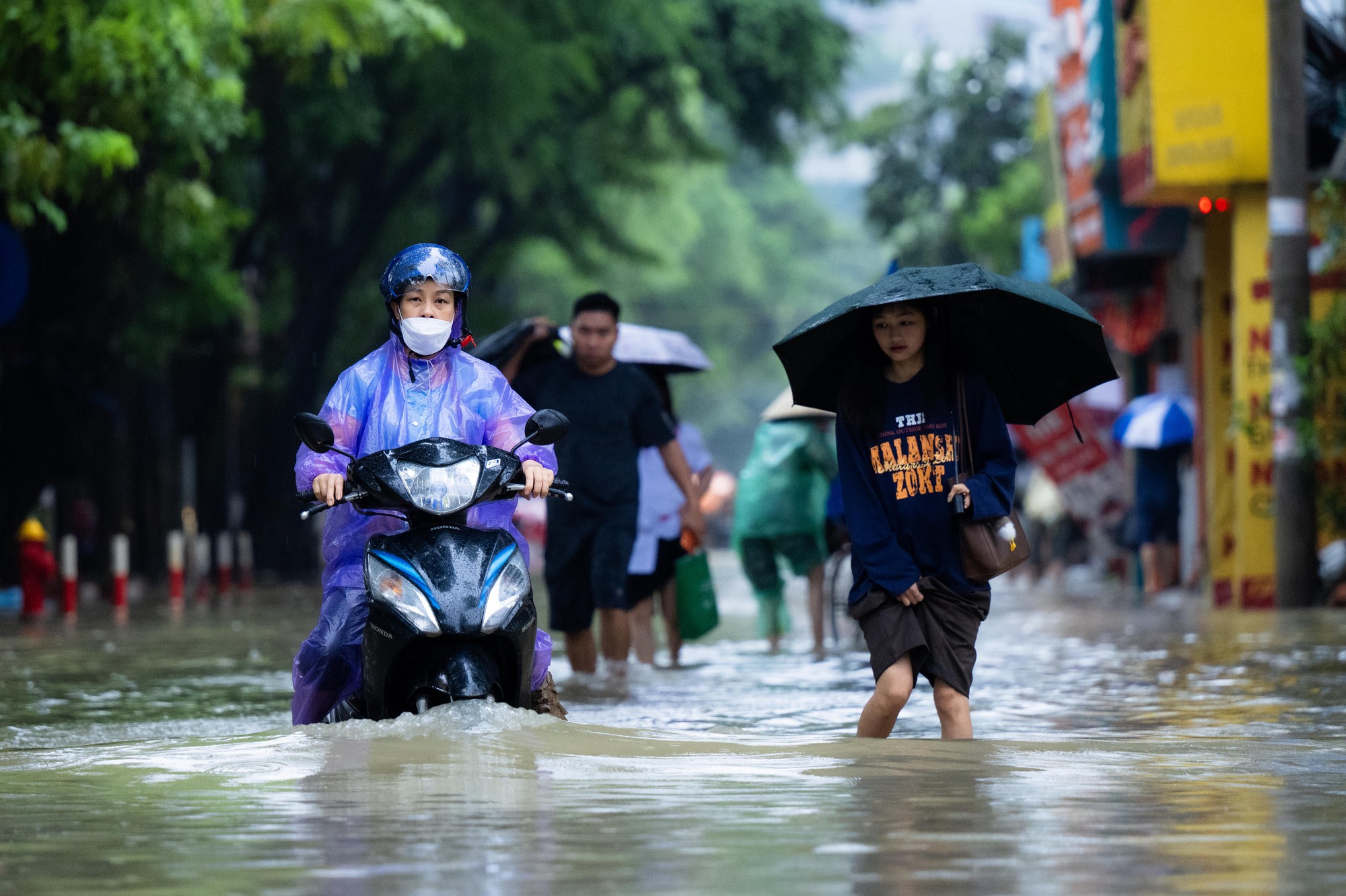 To&agrave;n cảnh H&agrave; Nội ngập sau trận mưa suốt đ&ecirc;m: Những ai đi l&agrave;m s&aacute;ng nay lưu &yacute; c&aacute;c tuyến đường n&agrave;y! - Ảnh 5.