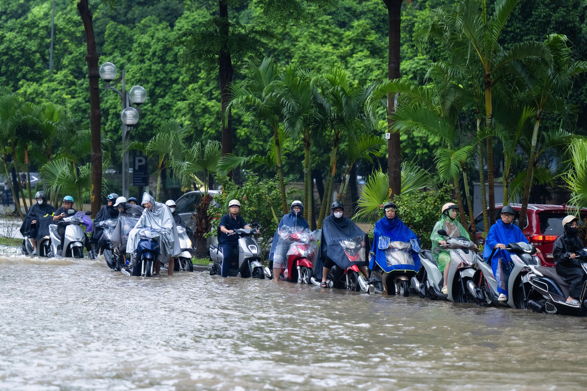 To&agrave;n cảnh H&agrave; Nội ngập sau trận mưa suốt đ&ecirc;m: Những ai đi l&agrave;m s&aacute;ng nay lưu &yacute; c&aacute;c tuyến đường n&agrave;y! - Ảnh 11.