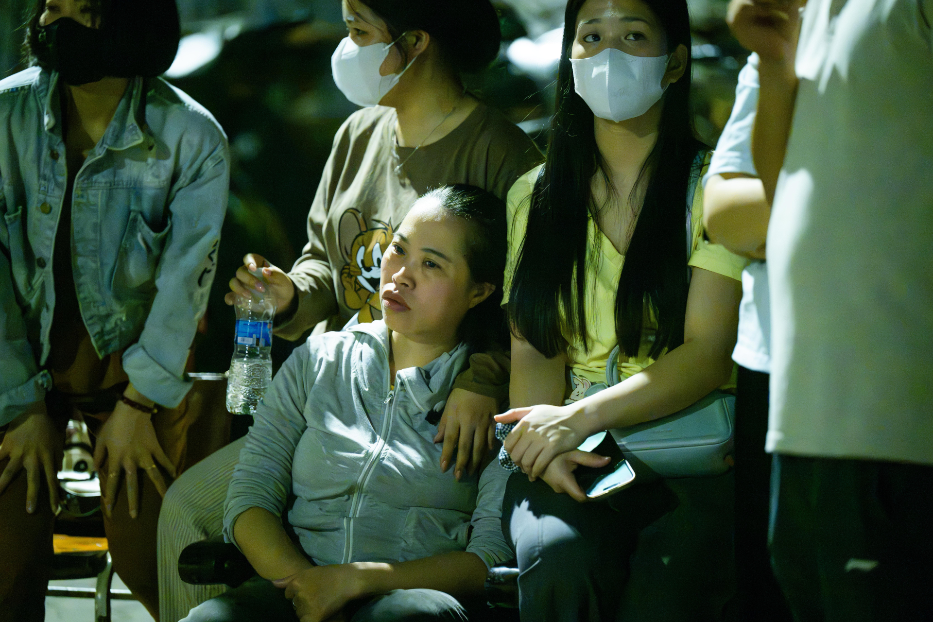 Xuy&ecirc;n đ&ecirc;m t&igrave;m kiếm một nam sinh vi&ecirc;n ở H&agrave; Nội nghi mất t&iacute;ch khi đi qua đường ngập s&acirc;u, người mẹ đến hiện trường ng&oacute;ng tin con- Ảnh 7.