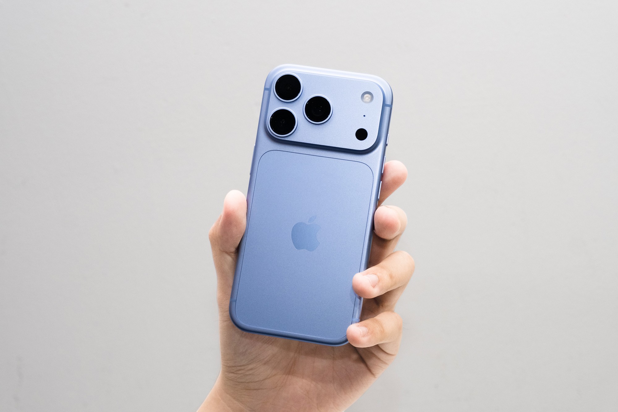 Trên tay sớm iPhone 18 Pro chính hãng Việt Nam: Màu Xanh Băng Thanh càng nhìn càng đẹp lạ! - Ảnh 4.