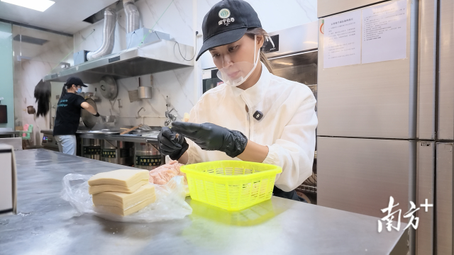 Mỹ nh&acirc;n ly th&acirc;n chồng luật sư về qu&ecirc; b&aacute;n ho&agrave;nh th&aacute;nh, th&aacute;ng kiếm 400 triệu nhưng chỉ d&aacute;m ti&ecirc;u 350.000 đồng/ng&agrave;y- Ảnh 4.
