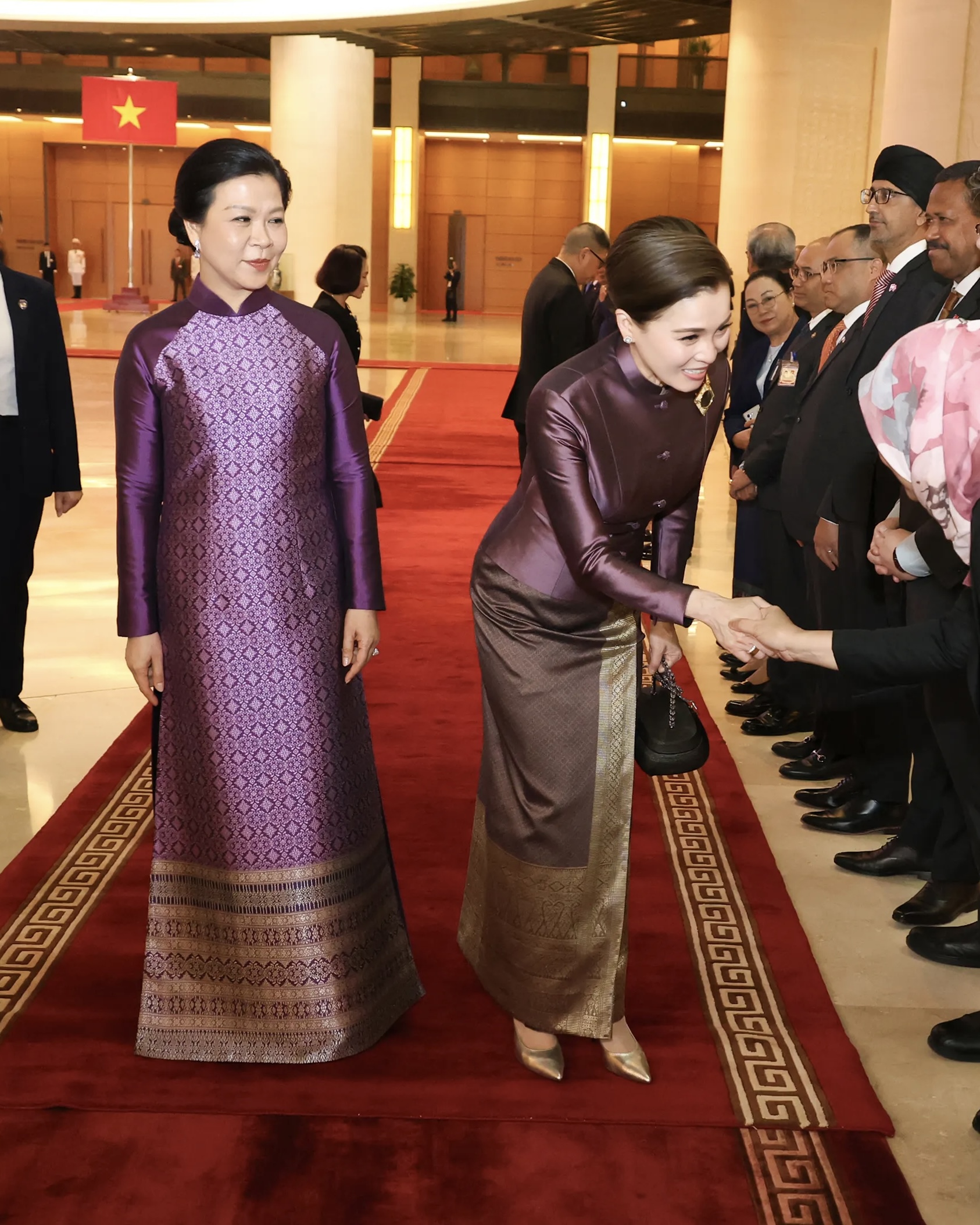 Trang phục c&ugrave;ng mang sắc t&iacute;m của b&agrave; Ng&ocirc; Phương Ly v&agrave; Ho&agrave;ng hậu Th&aacute;i Lan g&acirc;y ch&uacute; &yacute;- Ảnh 3.