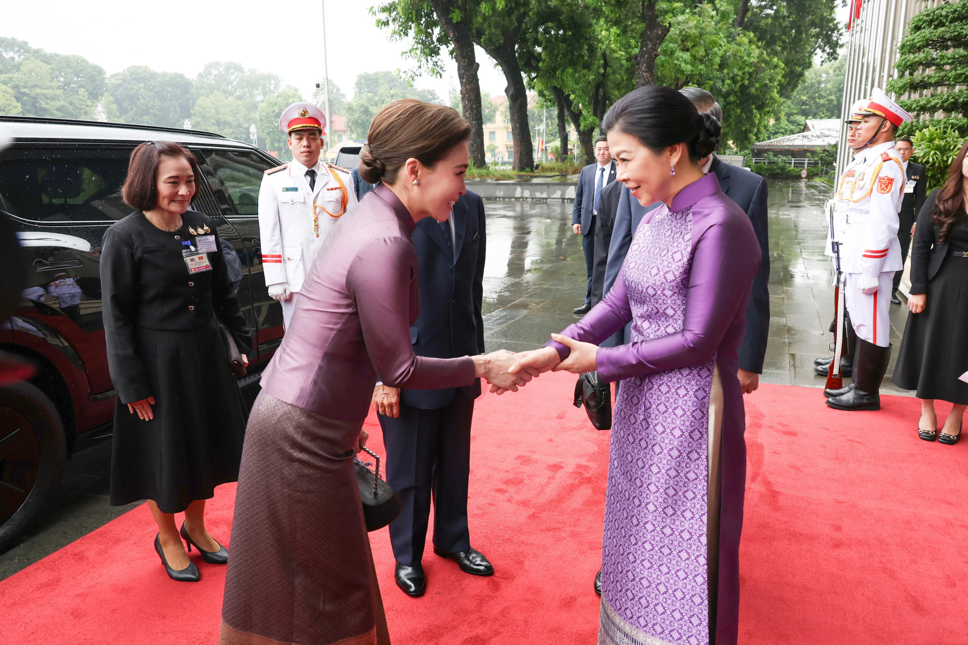 Trang phục c&ugrave;ng mang sắc t&iacute;m của b&agrave; Ng&ocirc; Phương Ly v&agrave; Ho&agrave;ng hậu Th&aacute;i Lan g&acirc;y ch&uacute; &yacute;- Ảnh 4.