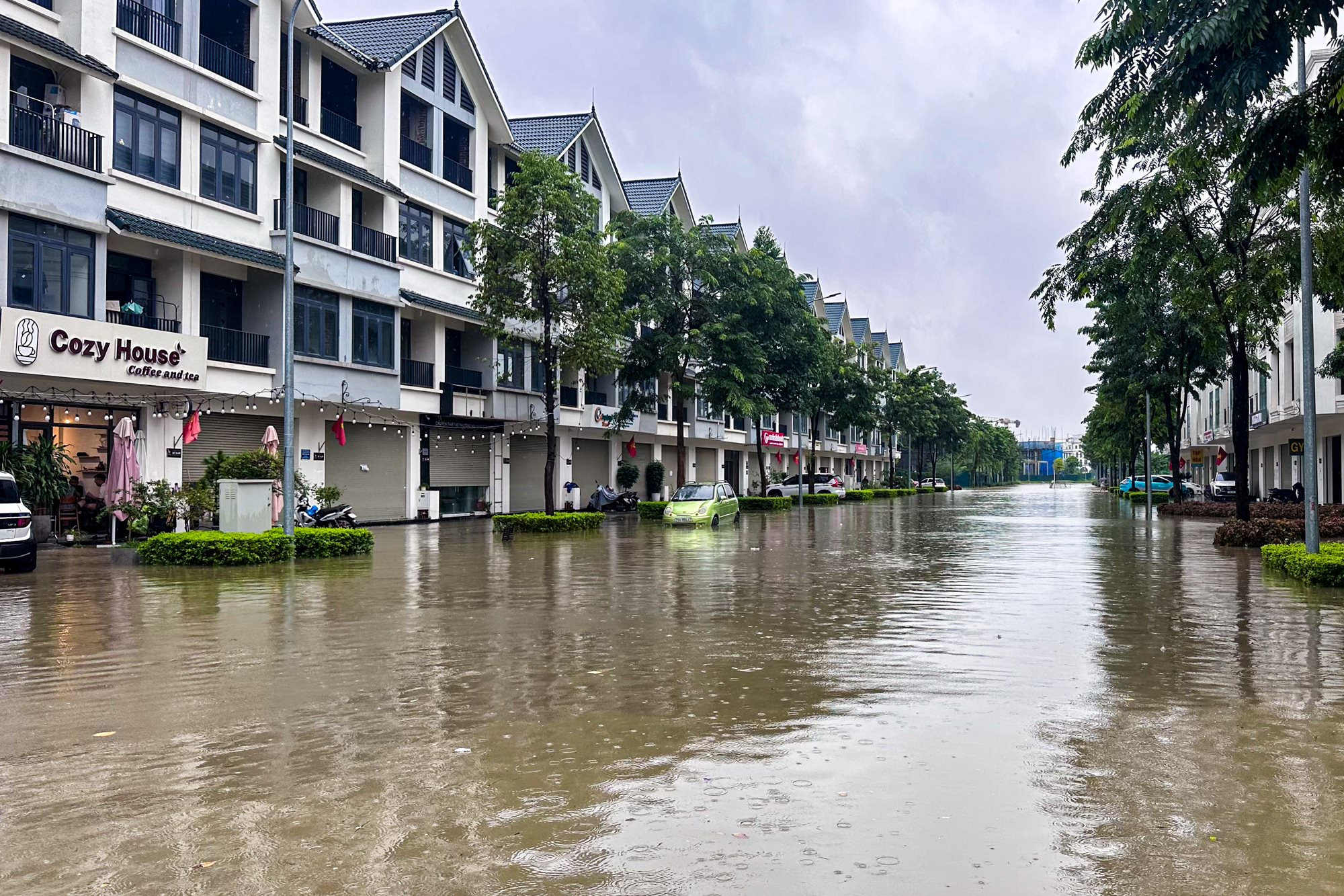 Thay bạn đi xem nh&agrave; ng&agrave;y mưa: Hinode Royal Park ngập s&acirc;u, An Kh&aacute;nh bị chia cắt, loạt tuyến đường ch&igrave;m trong biển nước- Ảnh 4.