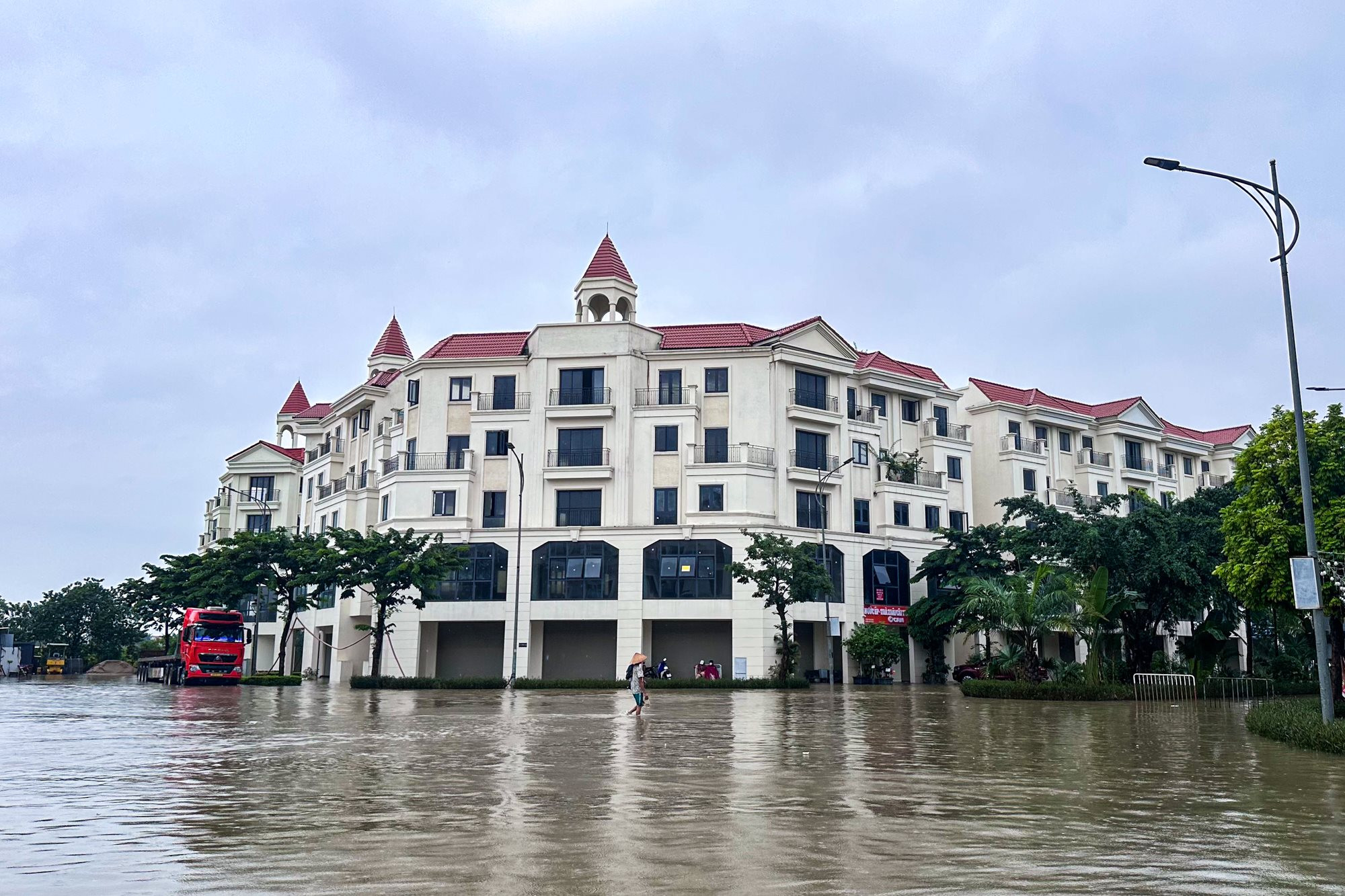 Thay bạn đi xem nh&agrave; ng&agrave;y mưa: Hinode Royal Park ngập s&acirc;u, An Kh&aacute;nh bị chia cắt, loạt tuyến đường ch&igrave;m trong biển nước- Ảnh 3.