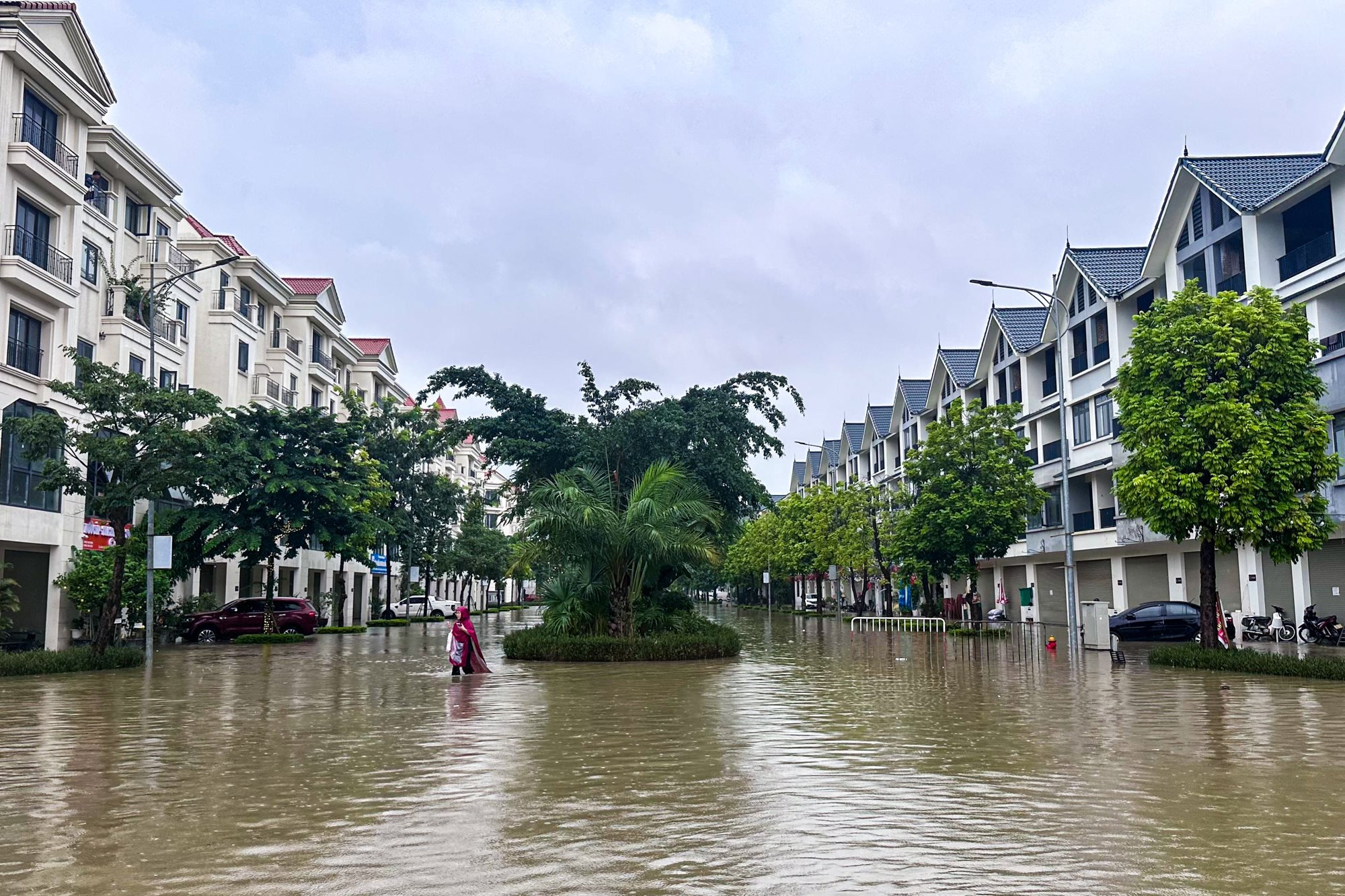 Thay bạn đi xem nh&agrave; ng&agrave;y mưa: Hinode Royal Park ngập s&acirc;u, An Kh&aacute;nh bị chia cắt, loạt tuyến đường ch&igrave;m trong biển nước- Ảnh 1.