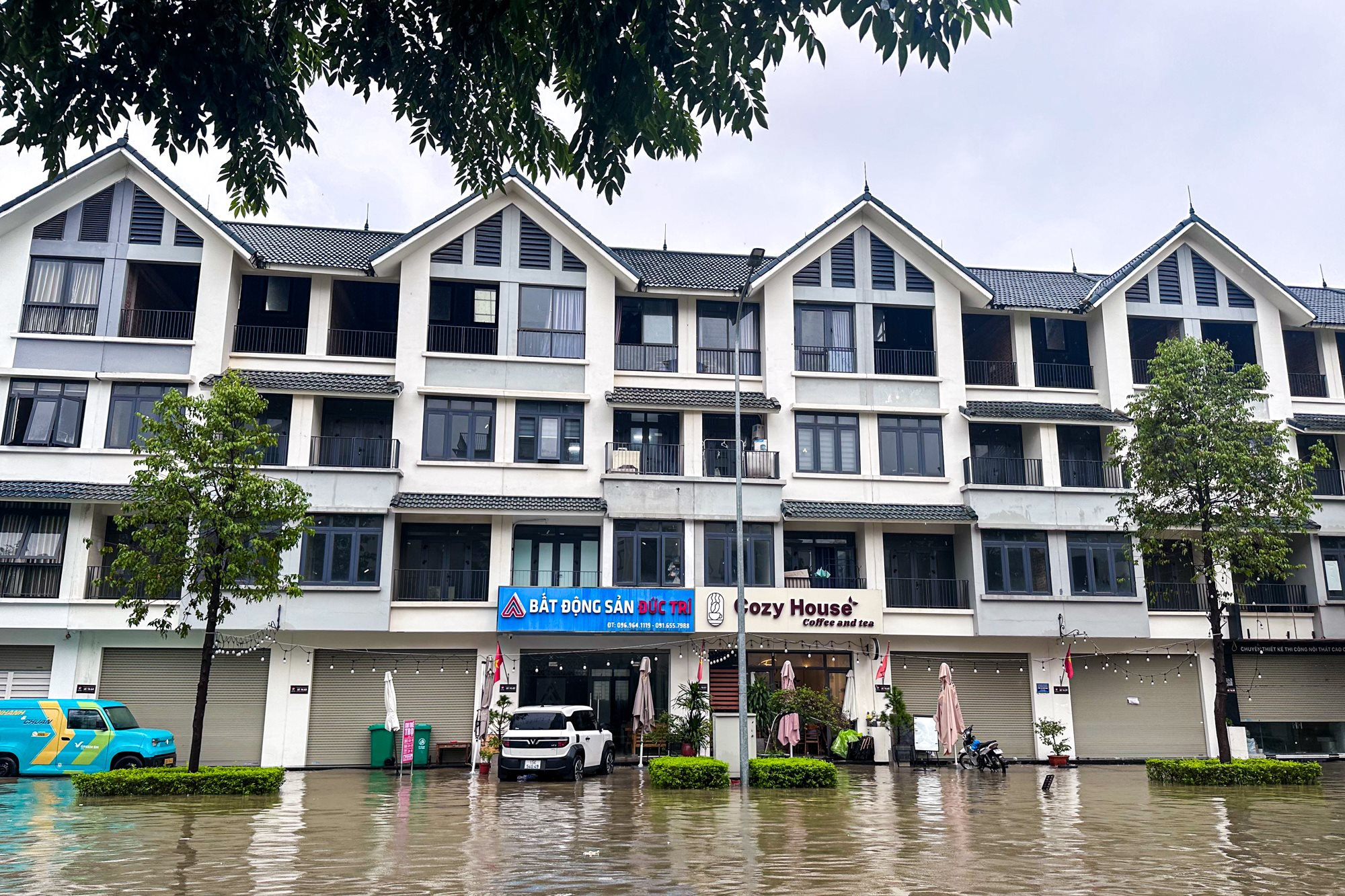 Thay bạn đi xem nh&agrave; ng&agrave;y mưa: Hinode Royal Park ngập s&acirc;u, An Kh&aacute;nh bị chia cắt, loạt tuyến đường ch&igrave;m trong biển nước- Ảnh 10.