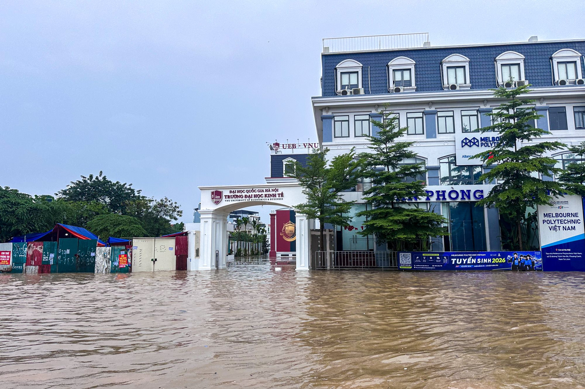 Thay bạn đi xem nh&agrave; ng&agrave;y mưa: Hinode Royal Park ngập s&acirc;u, An Kh&aacute;nh bị chia cắt, loạt tuyến đường ch&igrave;m trong biển nước- Ảnh 11.