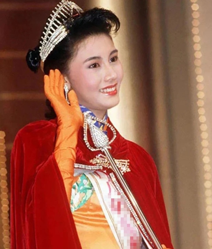 "Hoa hậu đẹp nhất Hong Kong" rời showbiz l&agrave;m d&acirc;u h&agrave;o m&ocirc;n, U60 vẫn đẹp gợi cảm- Ảnh 1.