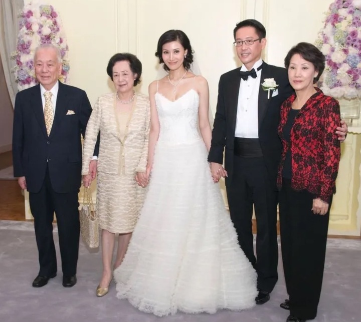 "Hoa hậu đẹp nhất Hong Kong" rời showbiz l&agrave;m d&acirc;u h&agrave;o m&ocirc;n, U60 vẫn đẹp gợi cảm- Ảnh 3.