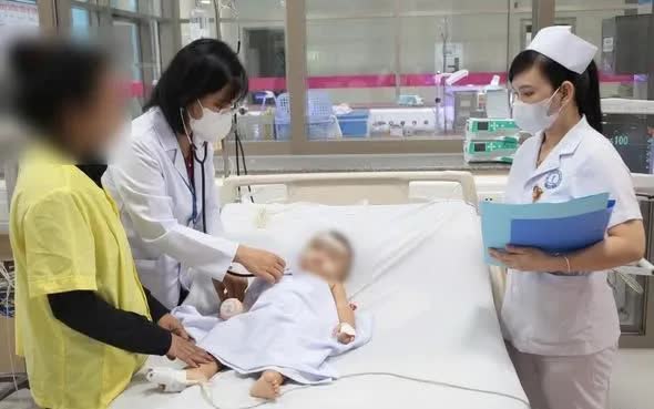 Cẩn trọng: Trẻ bị vi&ecirc;m phổi h&iacute;t sau khi sặc sữa - Ảnh 1.