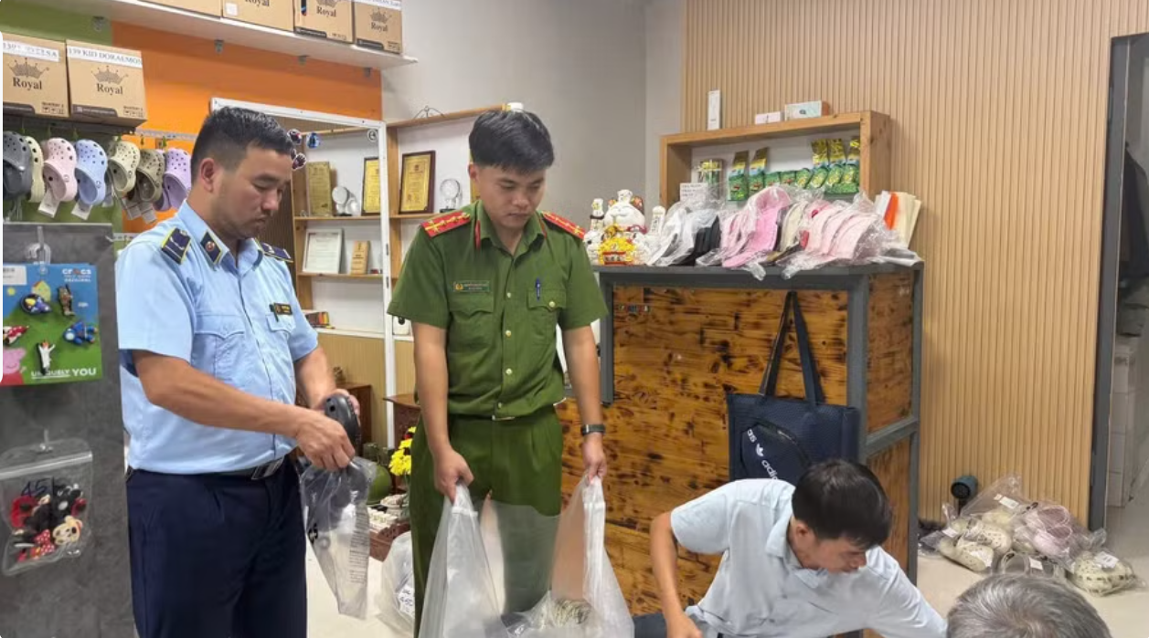 Ra quyết định khởi tố chủ shop Tạ Thị Ng&acirc;n SN 1990 - Ảnh 1.