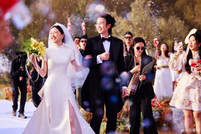 Showbiz đón "song hỷ lâm môn": 2 nam ca sĩ bất ngờ cùng thông báo lấy vợ, danh tính cô dâu gây ngỡ ngàng- Ảnh 2.