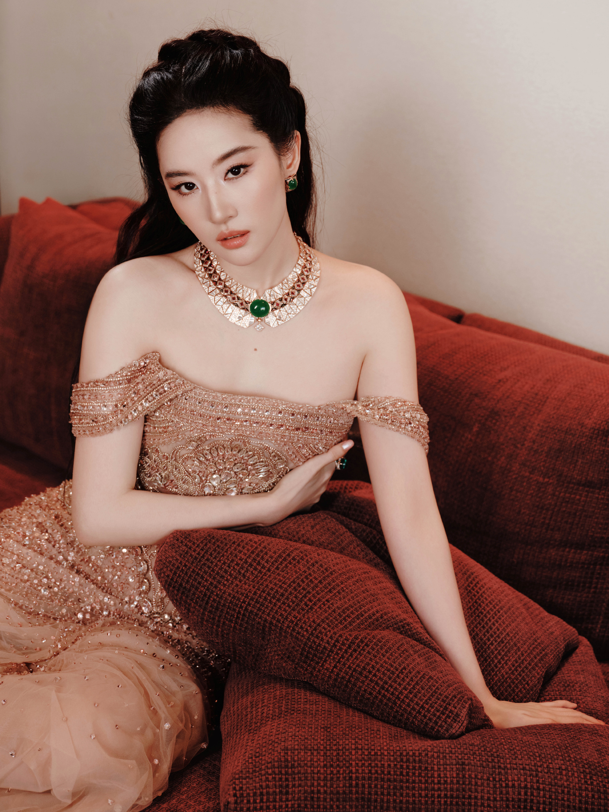 Lưu Diệc Phi kiếm 1950 tỷ đồng trong 3 năm, cuộc sống xa hoa gây choáng ngợp- Ảnh 1.