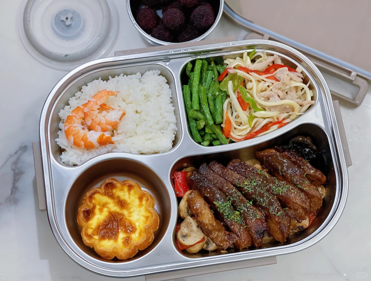 Mẹ ng&agrave;y n&agrave;o cũng chuẩn bị cơm hộp cho con trai cấp 2, nh&igrave;n th&agrave;nh phẩm, d&acirc;n mạng: "Xin lỗi, t&ocirc;i kh&ocirc;ng ăn nổi canteen nữa" - Ảnh 1.