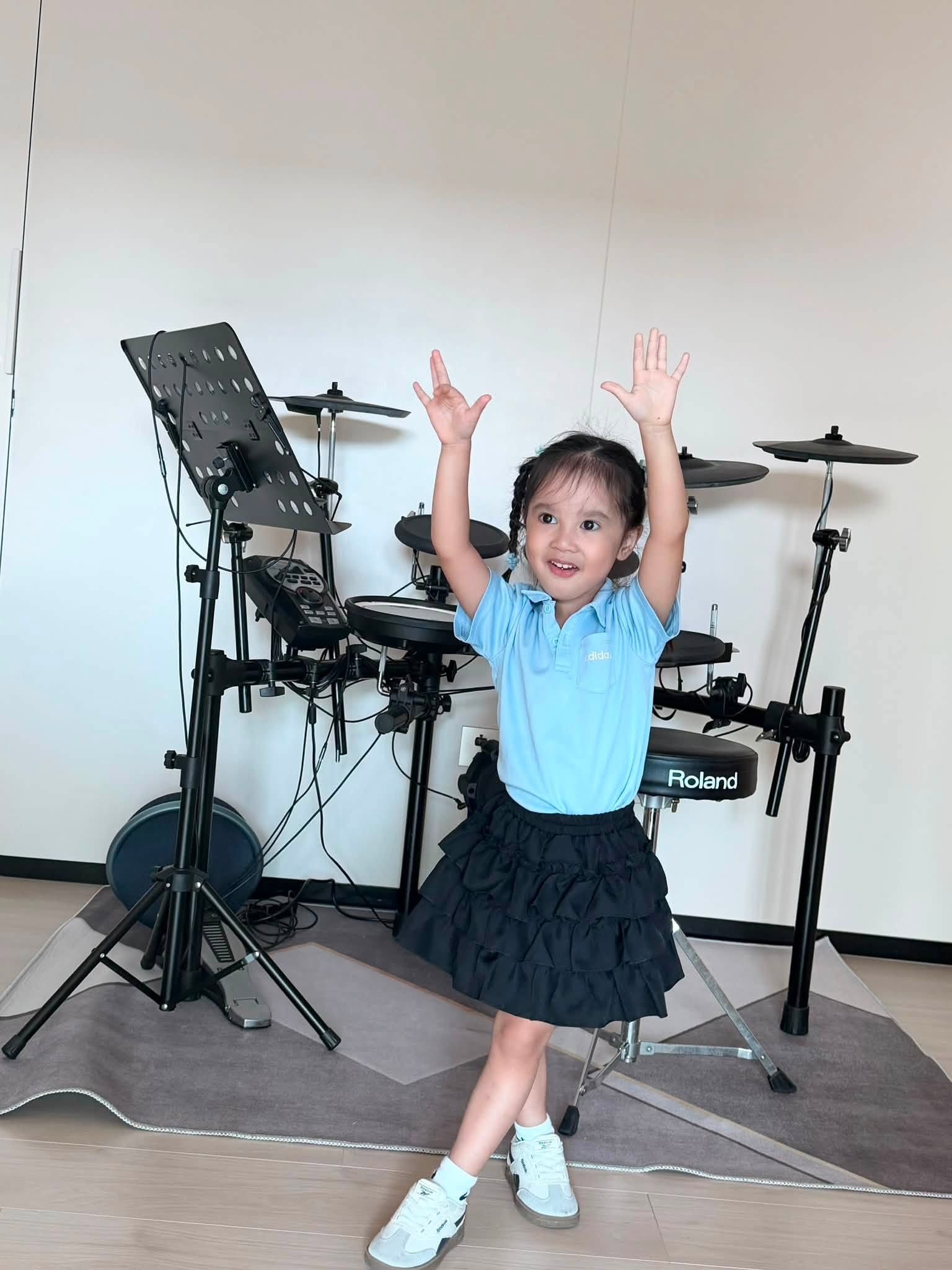 Con gái Bảo Anh 3 tuổi xinh như thiên thần, làm trợ lý cho mẹ được dân tình khen hết lời- Ảnh 5.