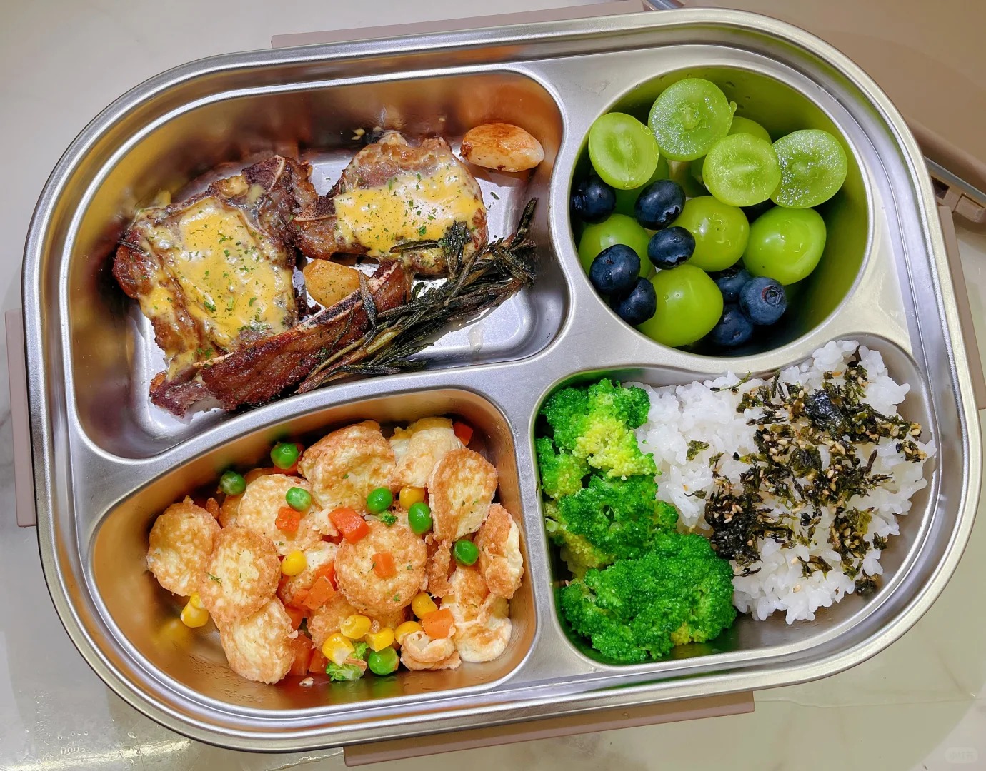 Mẹ ng&agrave;y n&agrave;o cũng chuẩn bị cơm hộp cho con trai cấp 2, nh&igrave;n th&agrave;nh phẩm, d&acirc;n mạng: "Xin lỗi, t&ocirc;i kh&ocirc;ng ăn nổi canteen nữa" - Ảnh 6.