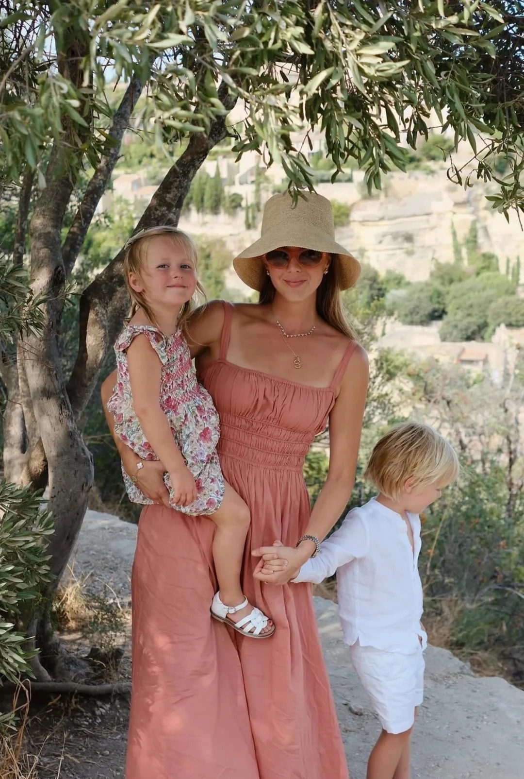 Nữ blogger c&oacute; gu sống đậm chất Provence: Từ c&ocirc; g&aacute;i ng&agrave;nh t&agrave;i ch&iacute;nh đến mẹ 3 con m&ecirc; nh&agrave; đẹp, du lịch v&agrave; thời trang- Ảnh 10.
