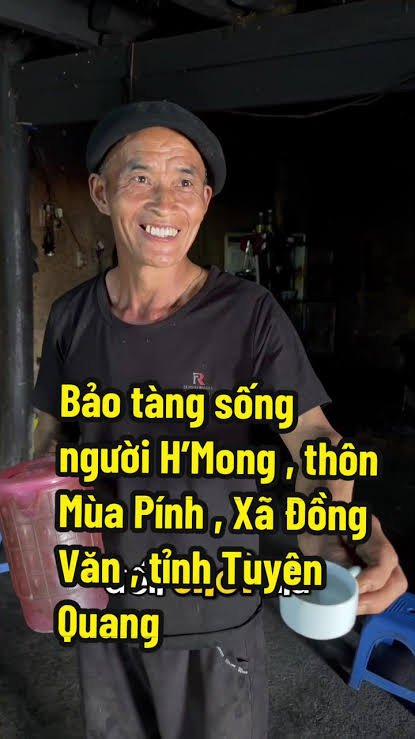 Phát hiện 1 chủ tịch xã đi dép lê, lội bùn, tự lái xe cà tàng tới nhà dân: Ngôi nhà 200 tuổi nằm giữa vùng núi đá, được xem như "bảo tàng sống" - Ảnh 2.