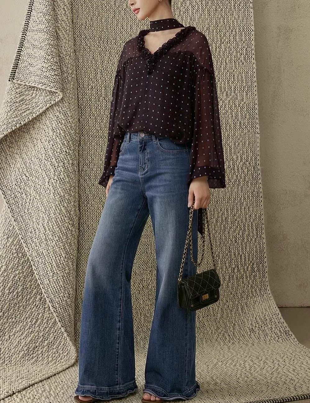 &Aacute;o chấm bi n&acirc;u v&agrave; quần jeans ống loe: C&ocirc;ng thức old money đầy ho&agrave;i niệm cho m&ugrave;a thu - Ảnh 4.