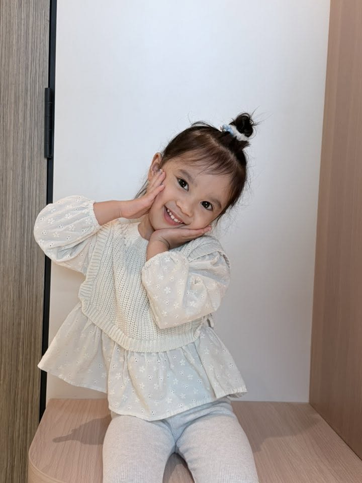Con gái Bảo Anh 3 tuổi xinh như thiên thần, làm trợ lý cho mẹ được dân tình khen hết lời- Ảnh 7.