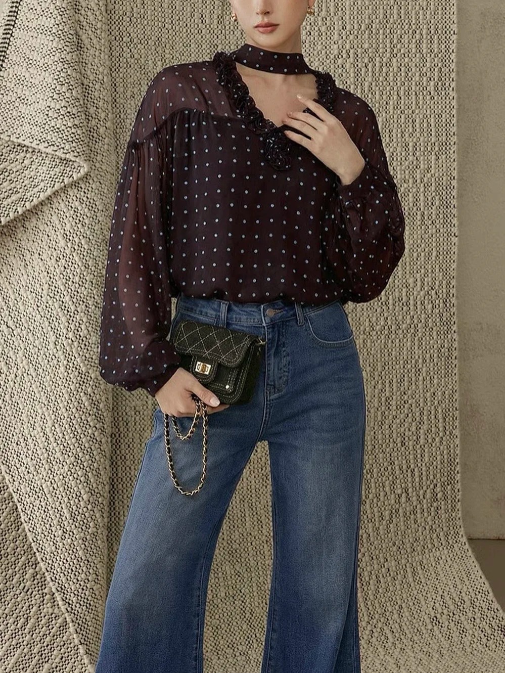 &Aacute;o chấm bi n&acirc;u v&agrave; quần jeans ống loe: C&ocirc;ng thức old money đầy ho&agrave;i niệm cho m&ugrave;a thu - Ảnh 3.