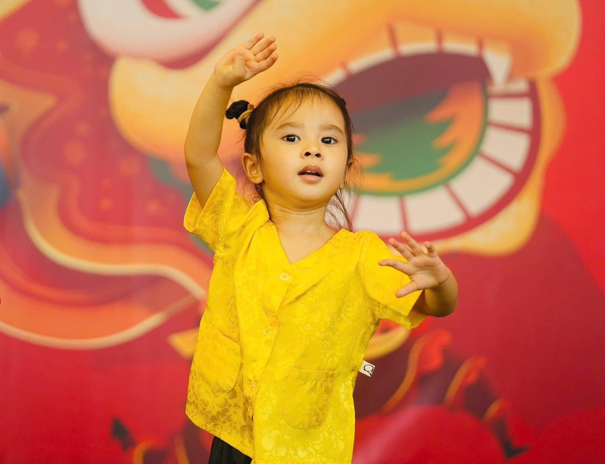 Con gái Bảo Anh 3 tuổi xinh như thiên thần, làm trợ lý cho mẹ được dân tình khen hết lời- Ảnh 8.