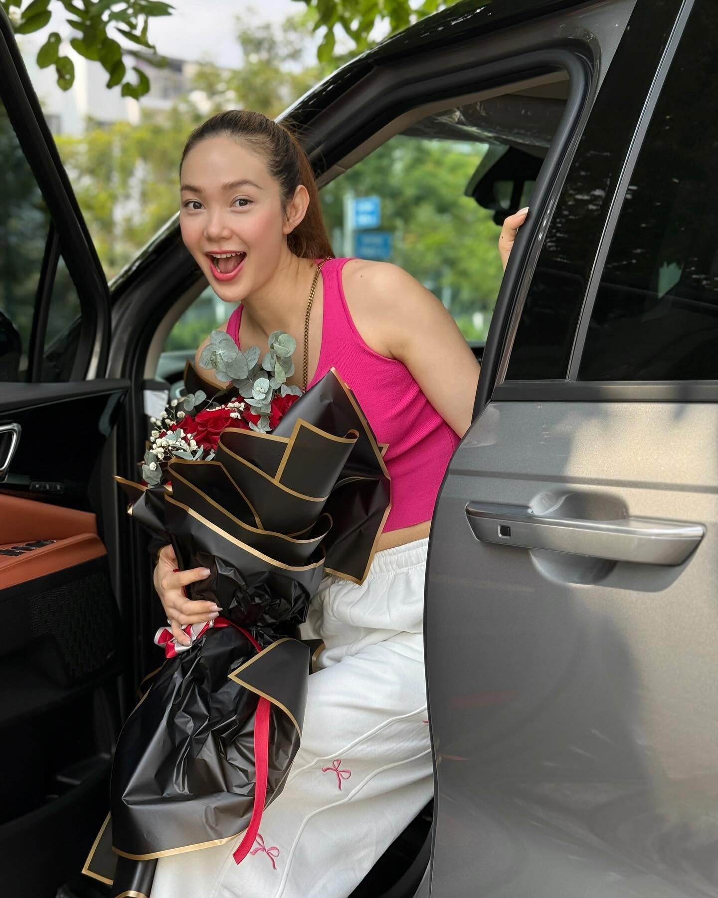 Ca sĩ Việt ngồi v&agrave;i ph&uacute;t đ&uacute;t t&uacute;i cả tỷ đồng, lấy chồng đại gia được cưng như b&agrave; ho&agrave;ng- Ảnh 7.