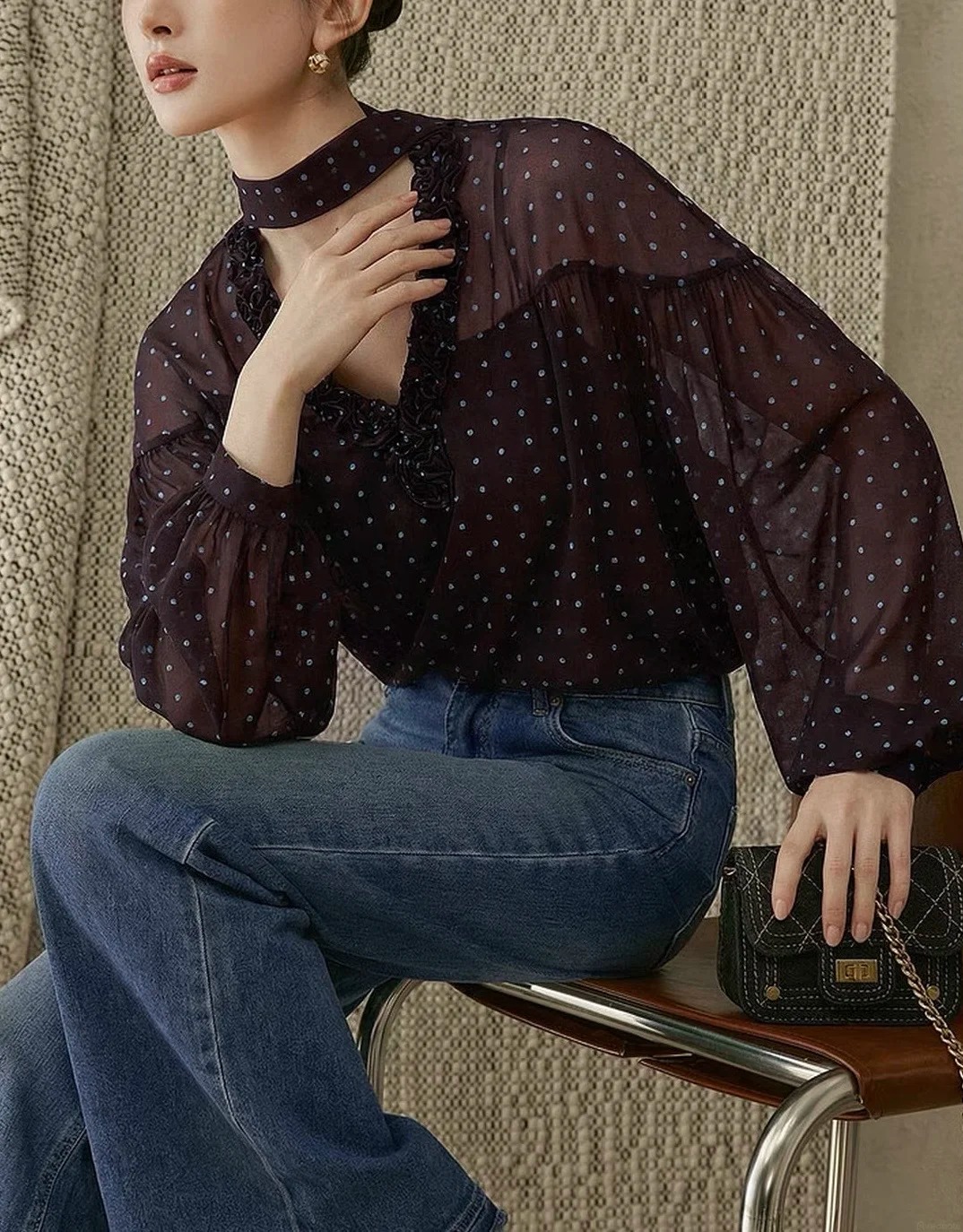 &Aacute;o chấm bi n&acirc;u v&agrave; quần jeans ống loe: C&ocirc;ng thức old money đầy ho&agrave;i niệm cho m&ugrave;a thu - Ảnh 2.