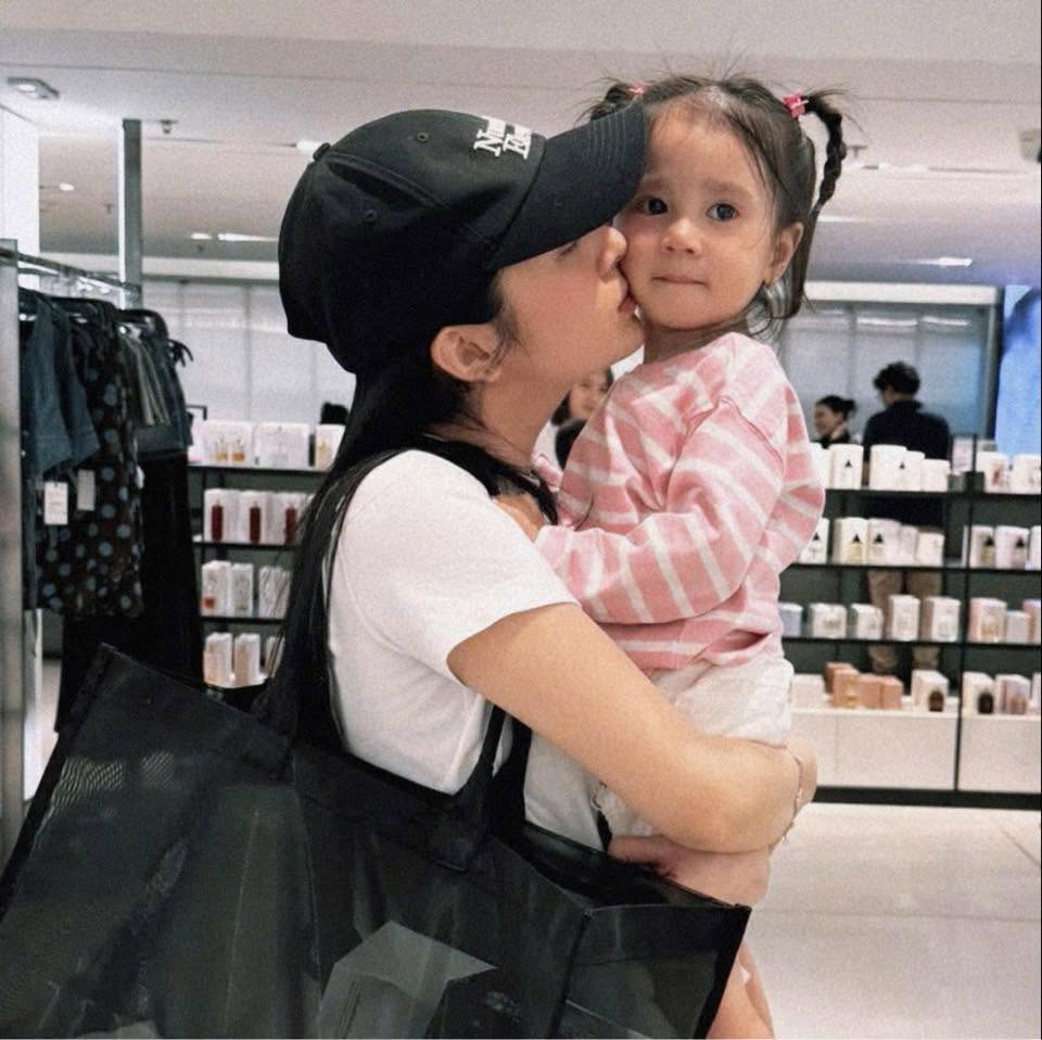 Con gái Bảo Anh 3 tuổi xinh như thiên thần, làm trợ lý cho mẹ được dân tình khen hết lời- Ảnh 9.