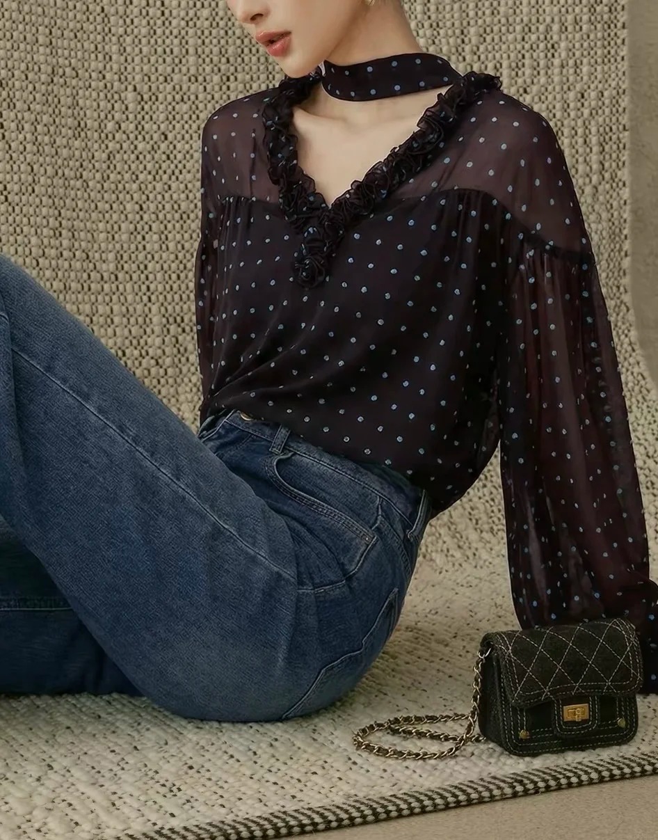 &Aacute;o chấm bi n&acirc;u v&agrave; quần jeans ống loe: C&ocirc;ng thức old money đầy ho&agrave;i niệm cho m&ugrave;a thu - Ảnh 6.